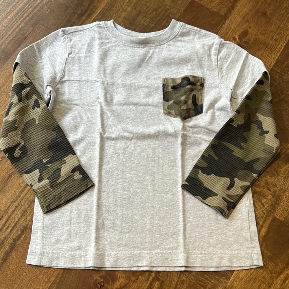 CRAZY 8. Fatigue Sleeves. Boys Tee.  Size S (5/6)